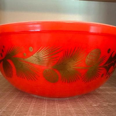 Pyrex Red Golden Holly Pinecone 4qt