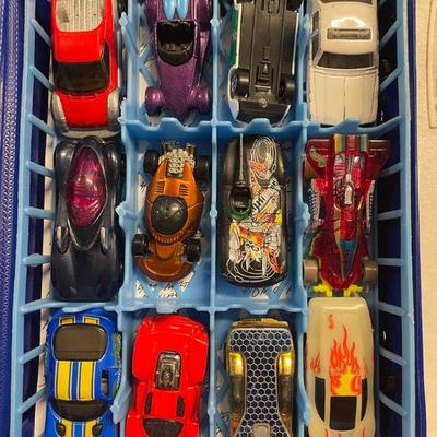 DFT008- Hot Wheel Collectible Cars & Case w/Trays