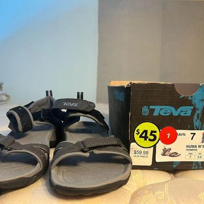 New Teva Sandals Size 7
