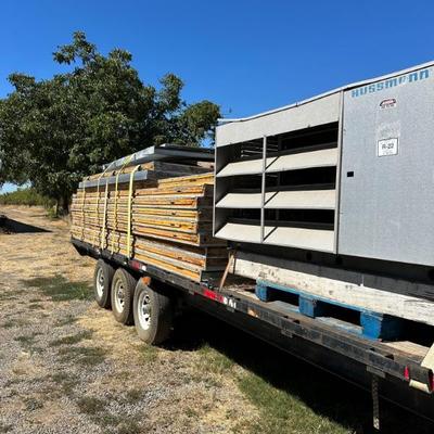 This is a walk in cooler with lg door. And a gooseneck trailer 38â€™ located in Yuba city pls call for more info on this item.
