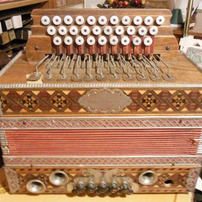 Like new accordion, straps never installed