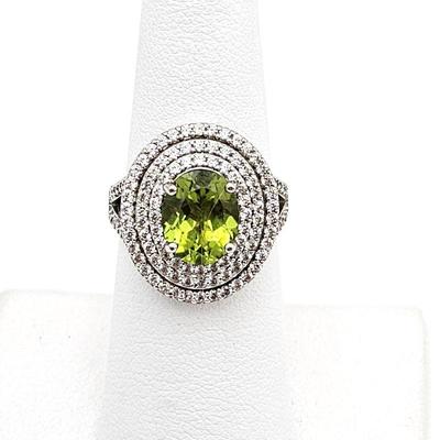  Spectacular Green Peridot Ring Surrounded by Zircon Gemstones -Sterling Silver - Ring Size 6 - 5.9g