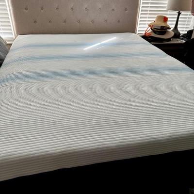 Upholstered headboard, nice comfy mattress