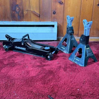 (3PC) HUSKY 2 1/2 TON JACK | Husky â€œQuick Contact Low Profile Jack. Missing handle. Includes two 3 Ton Jack-stands. - l. 23 x w. 9 x h....