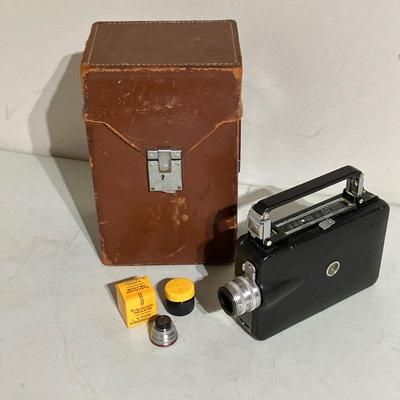MAGAZINE CINE KODAK CAMERA | Magazine Cine-Kodak 16 mm Camera with a Kodachrome Type A Filter W Mount and leather case. 