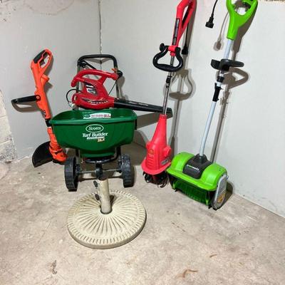 (6PC) B & D ELECTRIC TOOLS, SCOTTS SPREADER & UMBRELLA BASE | Lot Includes: Homelite Blower, B&D Weed Wacker (w/manual),...