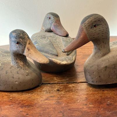 (3PC) BLACK DUCK DECOY RIG | Three Vintage Black Duck/Mallard Hen Decoys by an unknown carver and all from the same Gunning Rig. Nicely...