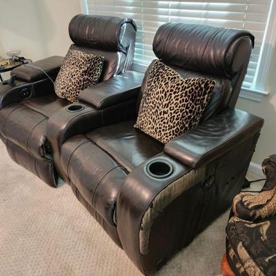 Notice there is damage to the sides of the chairs, otherwise is working good condition.  Price at the time of sale will reflect that...