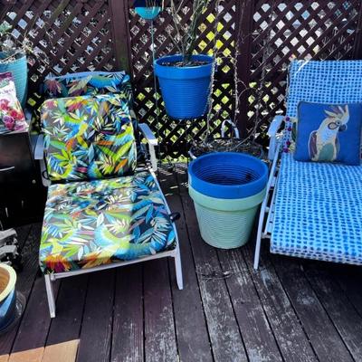 CHAISE LOUNGE/PILLOWS/POTS