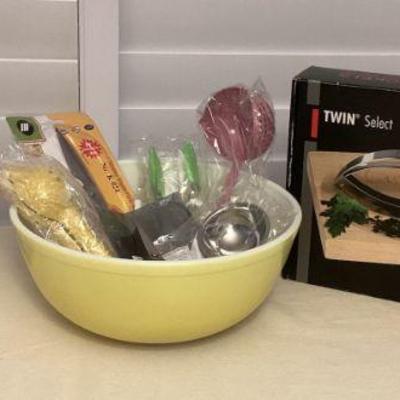 MTT049 Vintage Pyrex Mixing Bowl & Other Handy Kitchen Items