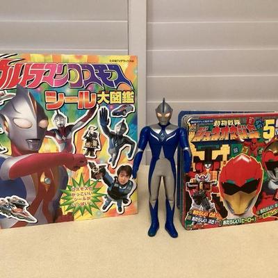 MTT226 Ultraman Figure & Book And Power Rangers Book