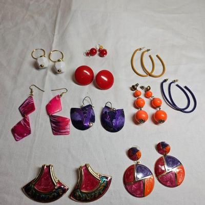 https://www.auctionninja.com/stress-free-estate-services-llc/sales/details/giant-nh-coast-estate-gold-silver-and-costume-jewelry-auction-...