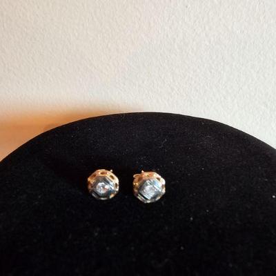 https://www.auctionninja.com/stress-free-estate-services-llc/sales/details/giant-nh-coast-estate-gold-silver-and-costume-jewelry-auction-...