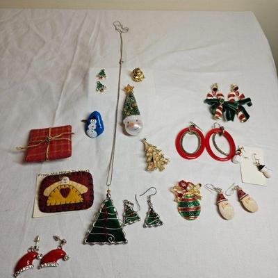 https://www.auctionninja.com/stress-free-estate-services-llc/sales/details/giant-nh-coast-estate-gold-silver-and-costume-jewelry-auction-...