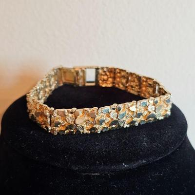 https://www.auctionninja.com/stress-free-estate-services-llc/sales/details/giant-nh-coast-estate-gold-silver-and-costume-jewelry-auction-...