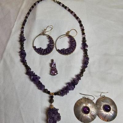 https://www.auctionninja.com/stress-free-estate-services-llc/sales/details/giant-nh-coast-estate-gold-silver-and-costume-jewelry-auction-...