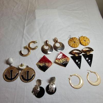 https://www.auctionninja.com/stress-free-estate-services-llc/sales/details/giant-nh-coast-estate-gold-silver-and-costume-jewelry-auction-...