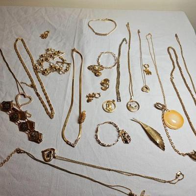 https://www.auctionninja.com/stress-free-estate-services-llc/sales/details/giant-nh-coast-estate-gold-silver-and-costume-jewelry-auction-...