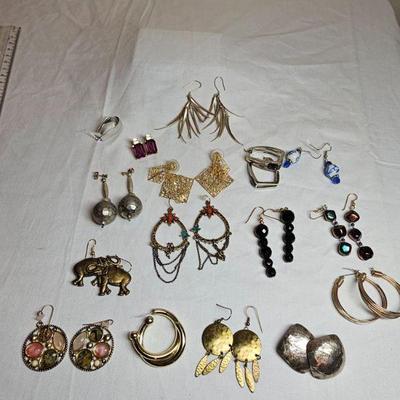 https://www.auctionninja.com/stress-free-estate-services-llc/sales/details/giant-nh-coast-estate-gold-silver-and-costume-jewelry-auction-...