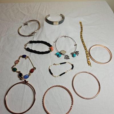 https://www.auctionninja.com/stress-free-estate-services-llc/sales/details/giant-nh-coast-estate-gold-silver-and-costume-jewelry-auction-...