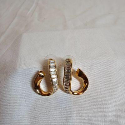 https://www.auctionninja.com/stress-free-estate-services-llc/sales/details/giant-nh-coast-estate-gold-silver-and-costume-jewelry-auction-...