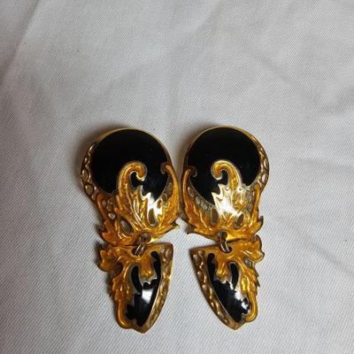 https://www.auctionninja.com/stress-free-estate-services-llc/sales/details/giant-nh-coast-estate-gold-silver-and-costume-jewelry-auction-...