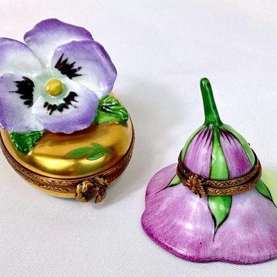 JIFI940 Limoges Pansy Trinket Boxes	2 French pansy flower trinket boxes signed by Limoges, hand painted, porcelain. Â Large oval box has...