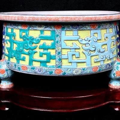 JIFI901 Antique Chinese Famille Rose Porcelain Censer Bowl	Most likely made mid-late 19th century. Â Qing Era. Â Tri -pod feet, decorated...