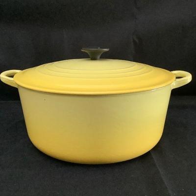 JOSW205 Le Creuset Signature Round Dutch Oven	Yellow Dutch oven that looks in good condition. This is a 7.25 Quart #28 enamel cast iron...