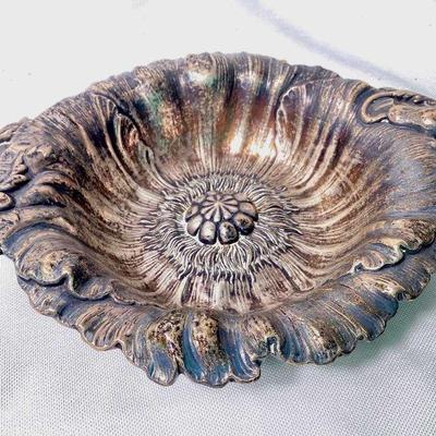 JIFI906 Reed & Barton Antique Art Nouveau Sterling Dish	Stamped Reed & Barton Sterling. Â Approximate weight 98 grams.
