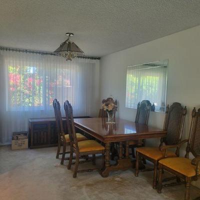 Dinning room table with additional leaf