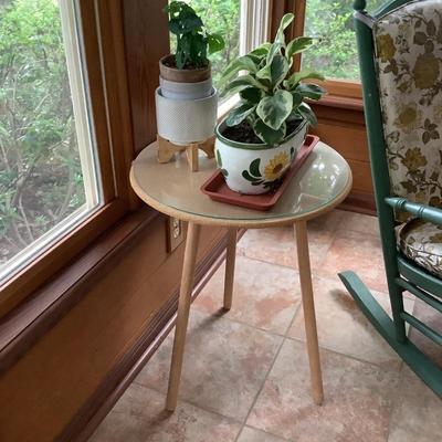 $20 glass top table 25"H 20"diameter 