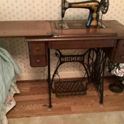 $129 Singer sewing machine, metal base, wood top