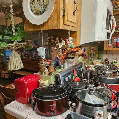 Many small kitchen appliances 
