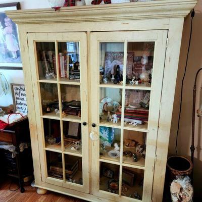 Lot 20 - Broyhill Attic Heirlooms Library Cabinet 