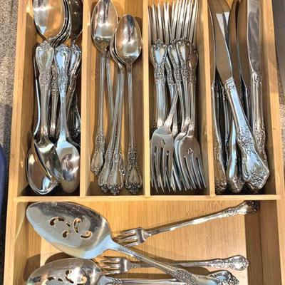 Distinction Deluxe by Oneida HH Kennett Square stainless flatware set