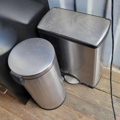 #7532 â€¢ (2) Simple Human Trash Cans
