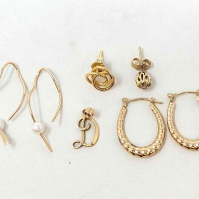 #720 â€¢ (6) Earrings & Letter D Pendant, 2g
