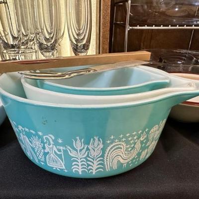 Pyrex bowls in excellent condition