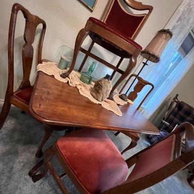 Solid wood tilt top table