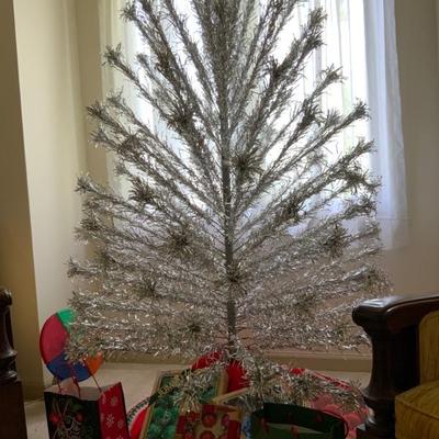 Vintage aluminum Christmas tree, rotating color wheel 