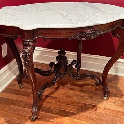 Antique Rosewood Victorian Turtle Top Parlor Table in very good condition. 

Very elegant! Measures 22
