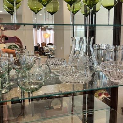 Lot 43 - shelf of glassware