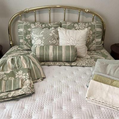 Lot 20 - queen green & white quilt & sheets