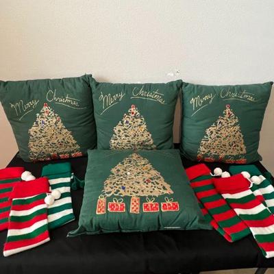 Lot 5 - 4 pillows & 6 stockings