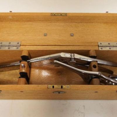 1181	ANTIQUE SURGICAL STAPLER IN OAK BOX, APPROXIMATELY 17 IN X 5 IN X 6 IN
