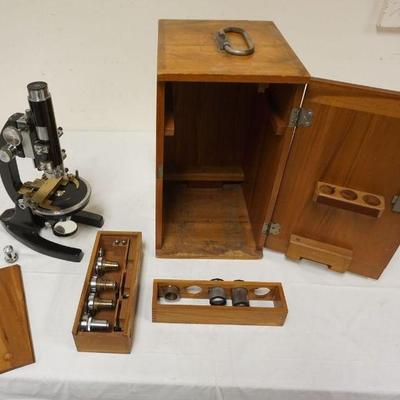 1207	BAUSCH & LOMB POLARIZING MICROSCOPE CA 1920 IN FITTED WOOD CASE
