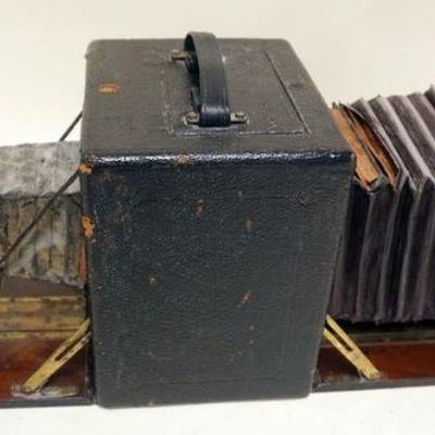 1074	LONG FOCUS GRAPHIC CAMERA CA 1910, NO LENS, CASE BUTTON MISSING AND WORN
