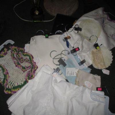 lots of vintage linens tablecloths sheets/comforters/doilies 