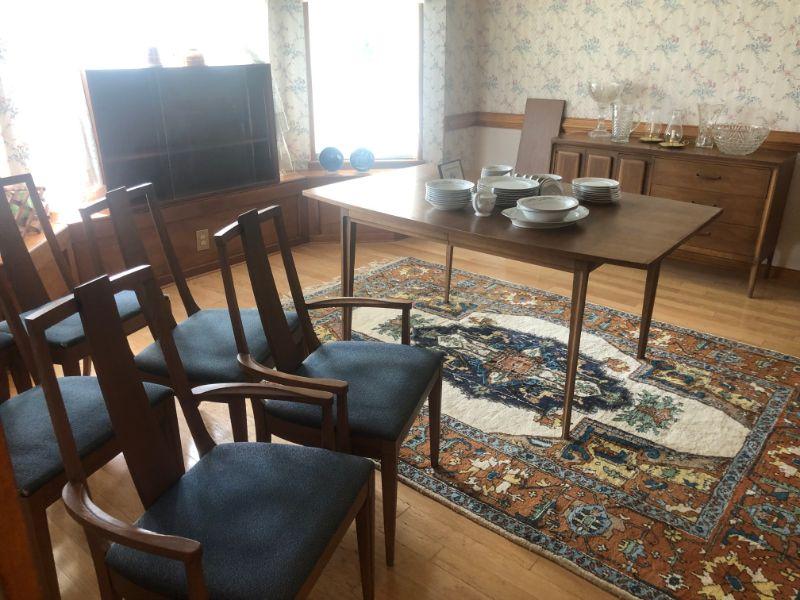 BEE'S KNEES IS IN LILBURN!